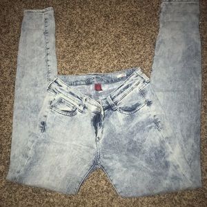 Distressed skinny jeans